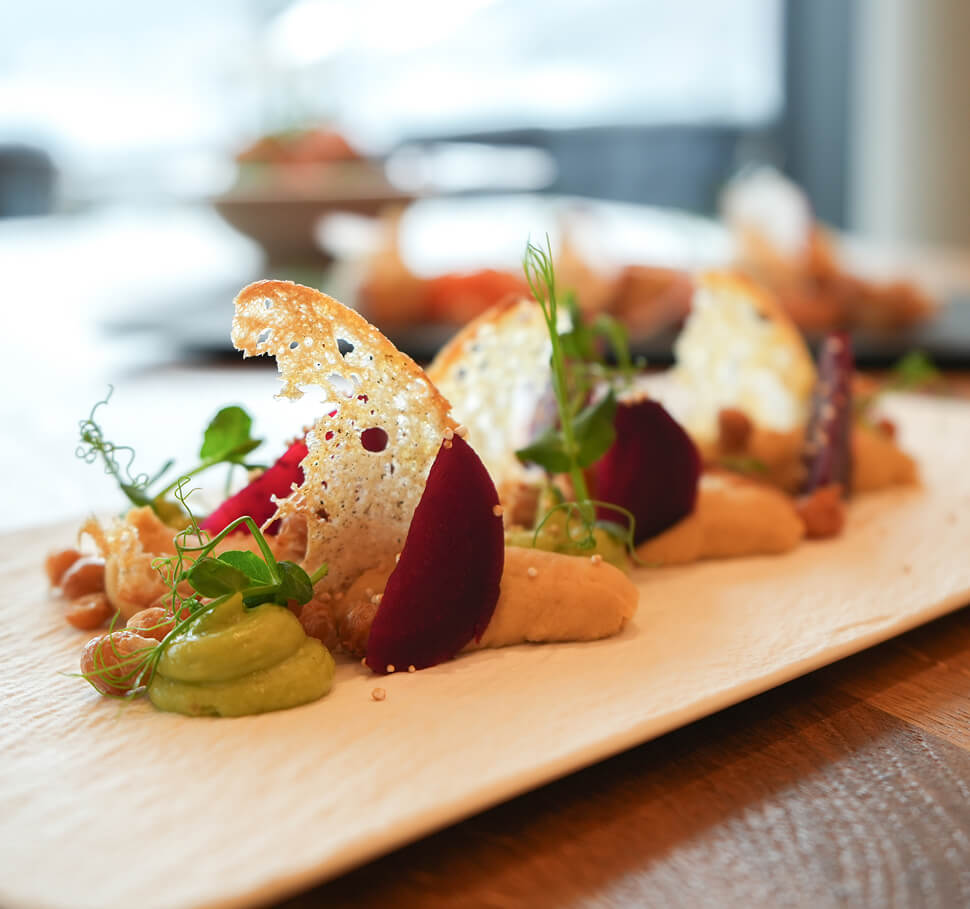 Gourmetgericht: knusprige Chips, rote Bete, Pürees, Sprossen.
